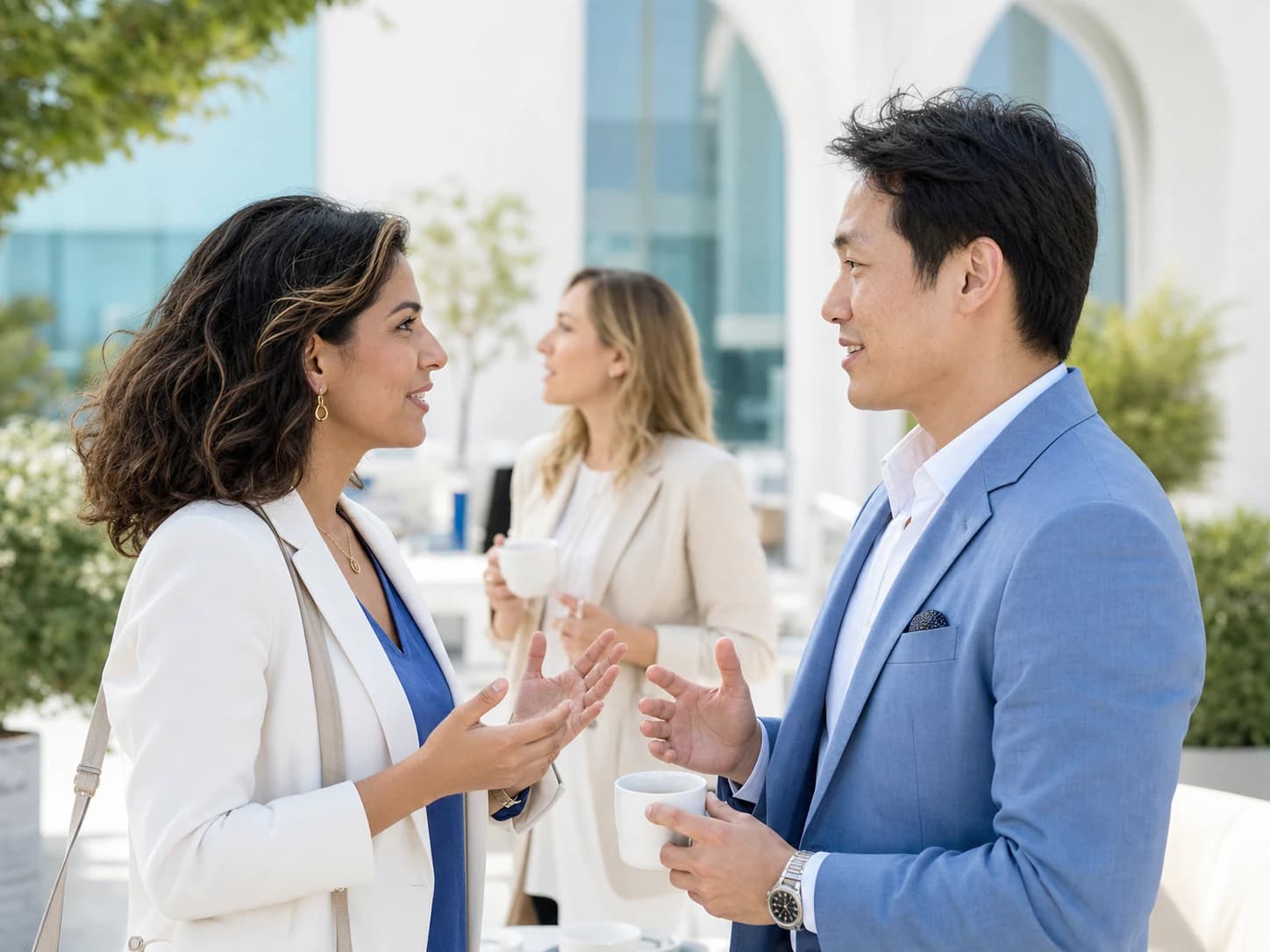 Profesionales conversando con naturalidad en un encuentro internacional